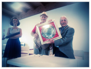 Ivo Mafucci che riceve il riconoscimento dall'associazione Sergio Lampis di Ribolla. Nella Foto: Irene arconi, Domenico Gamberi e Ivo Mafucci