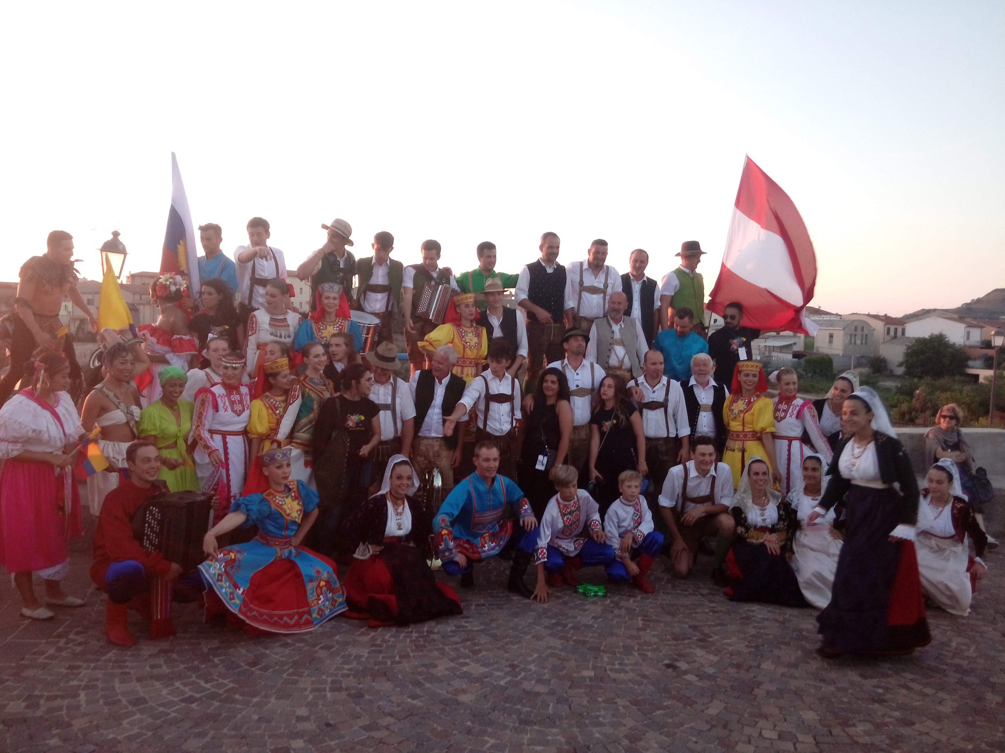 Gruppi folkloristici a un raduno internazionale