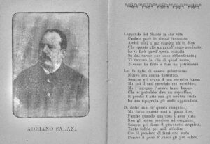 Una scansione in bianco e nero di due pagine di un vecchio libretto. A sinistra, un ritratto fotografico di un uomo con i baffi, identificato dalla didascalia sottostante come Adriano Salani. L'uomo indossa una giacca scura e guarda verso sinistra. A destra, è stampato un componimento poetico in rima che narra la vita e il successo professionale di Salani, descrivendolo come un 'grand'uomo nominato' che ha iniziato la sua carriera come apprendista tipografo a dodici anni.