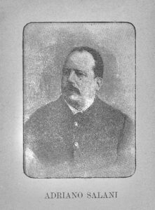 Un ritratto d'epoca in bianco e nero di Adriano Salani, fondatore dell'omonima casa editrice. L'uomo è raffigurato a mezzo busto, con uno sguardo rivolto leggermente di lato, baffi folti e indossa una giacca scura con bottoni [Immagine]. L'immagine ha una grana tipica delle stampe antiche ed è incorniciata da un bordo rettangolare smussato, con il nome 'ADRIANO SALANI' riportato in basso in stampatello [Immagine].